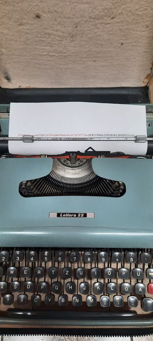 Mașină de scris Olivetti Lettera 22