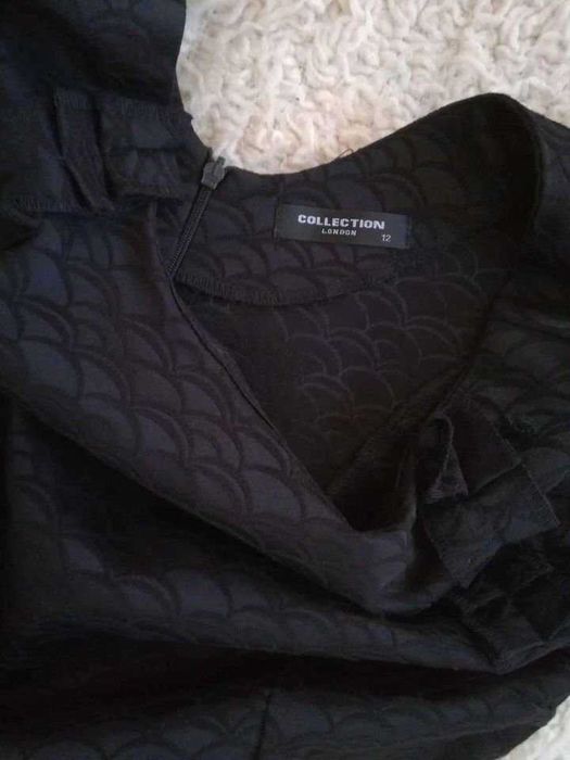 Черна официална рокля с къдри на раменете