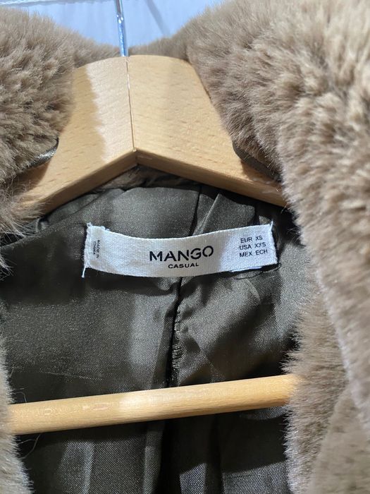 Мъхесто палто Mango от изкуствена кожа с косъм в бежово