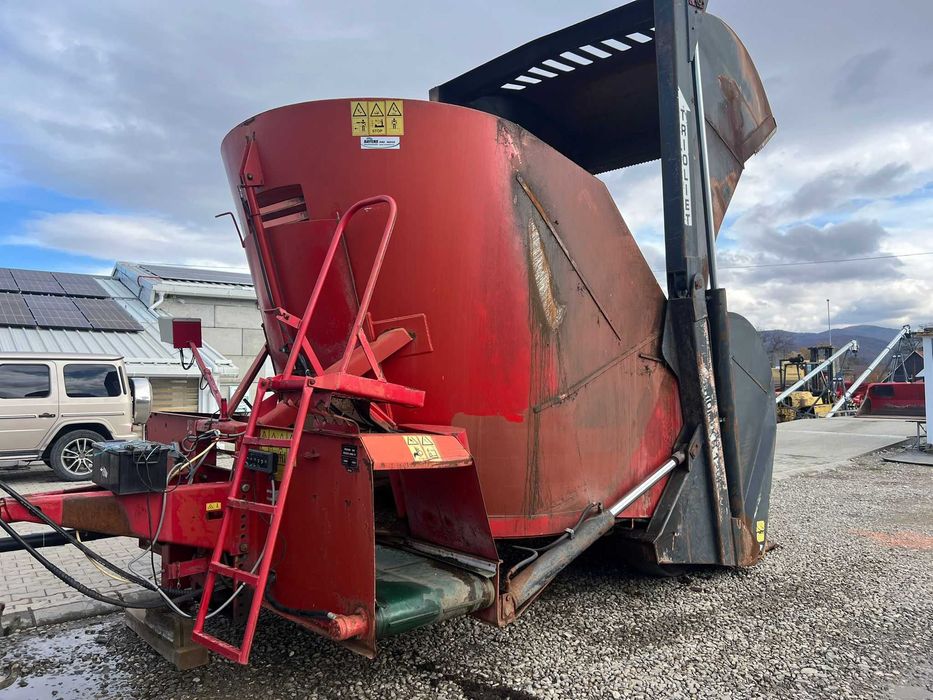 Фуражораздаващо ремарке Trioliet 12 м³ – Самотоварене и кантар + Видео