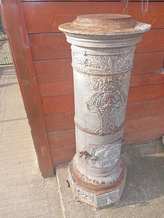 Sobă pe lemne în stare bună