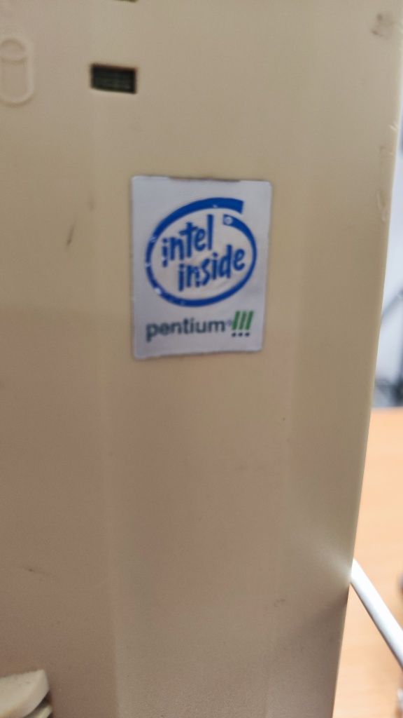 Pentium III ретро компьютер.