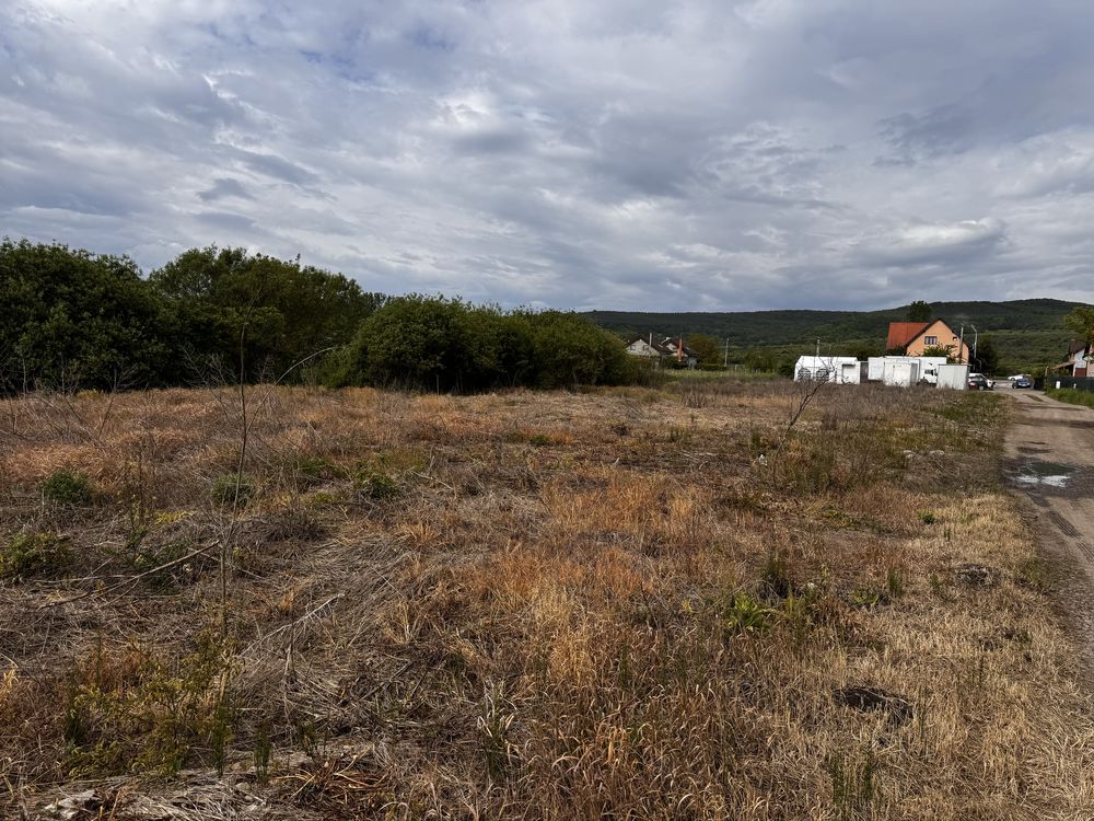 Teren extravilan - 400m2 si 1300m2