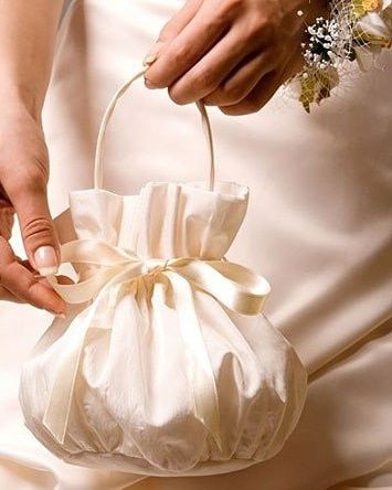 Вечерняя сумочка на выпускной и свадебная сумочка невесты.