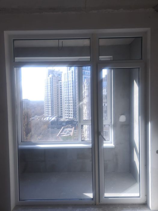 Витражное окно,выход на балкон