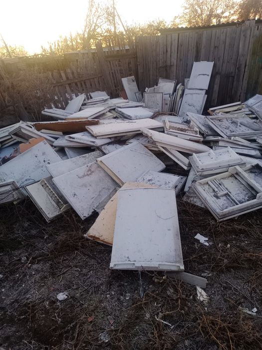 Отдам бесплатно двери от холодильников.