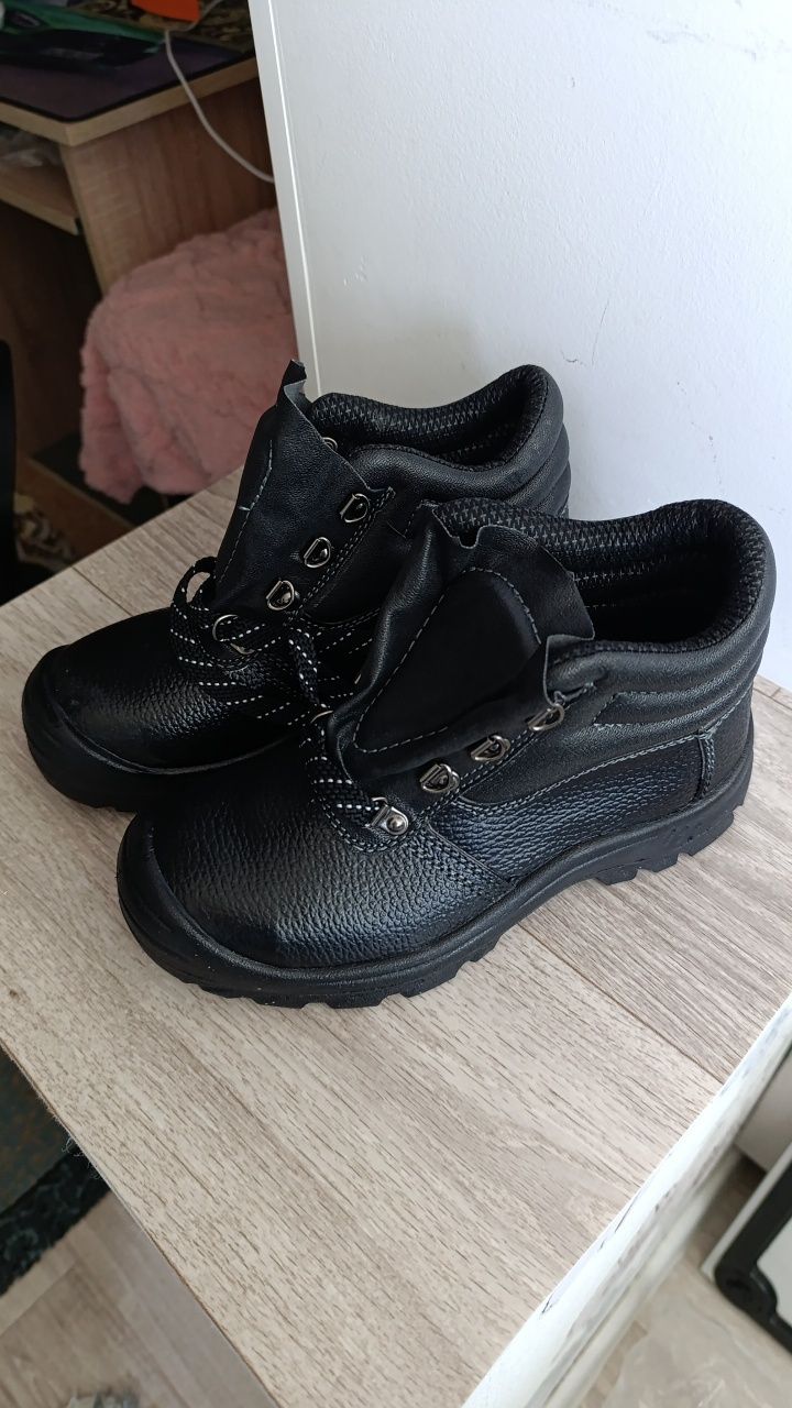 Продам рабочие ботинки