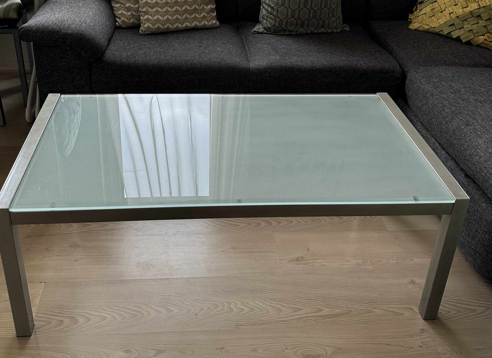 Холна маса от метал и стъкло