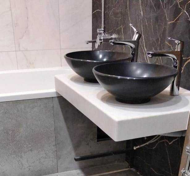 Cтолешница с двумя круглыми раковинами из иск-го мрамора для ванной