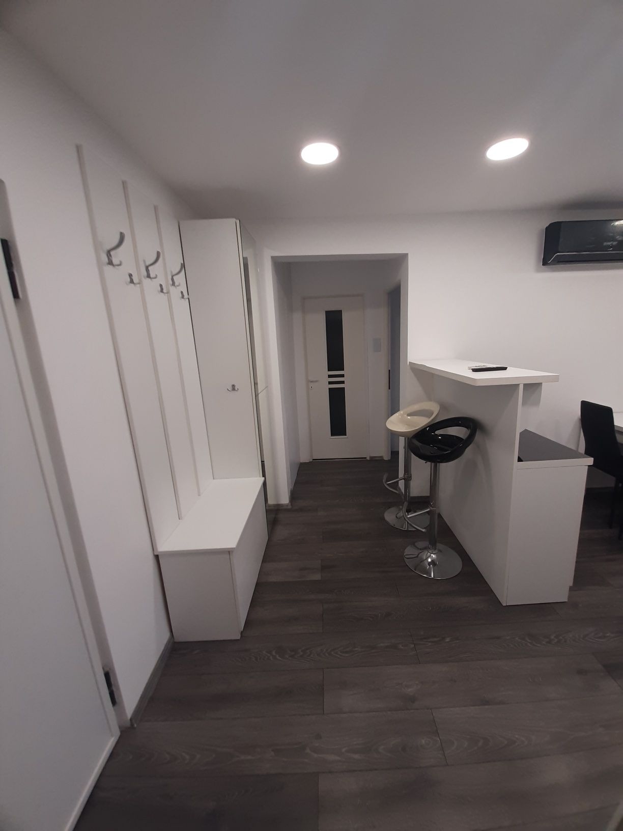 Inchiriez apartament cu 2 camere, zona Piata Rogerius