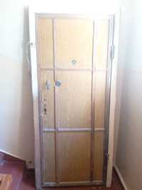 дверь металлическая в нормальном состоянии, советского производства