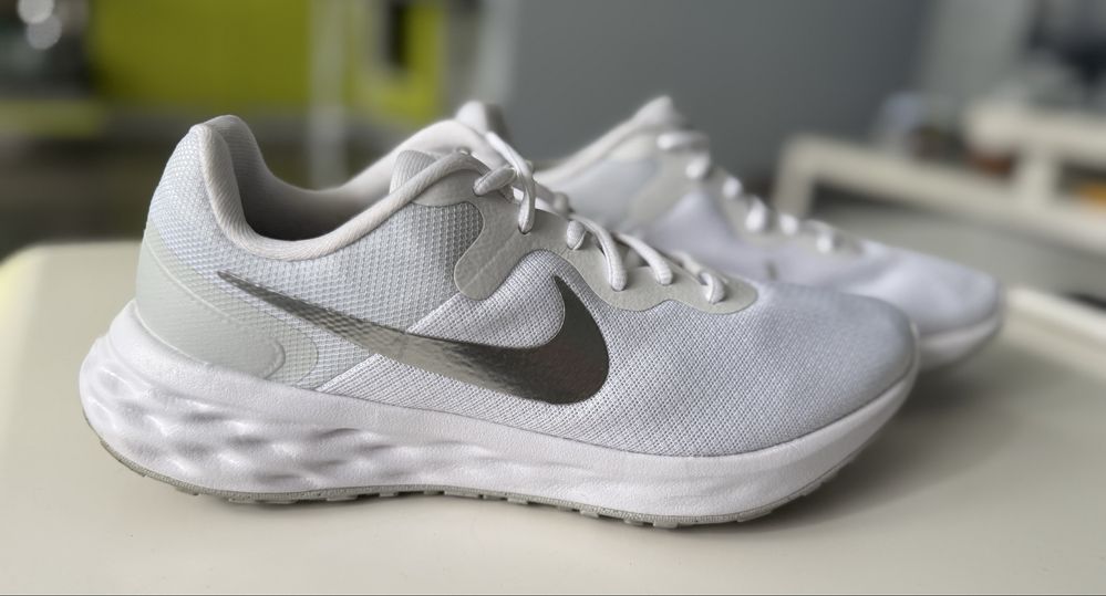 Дамски бели маратонки Nike