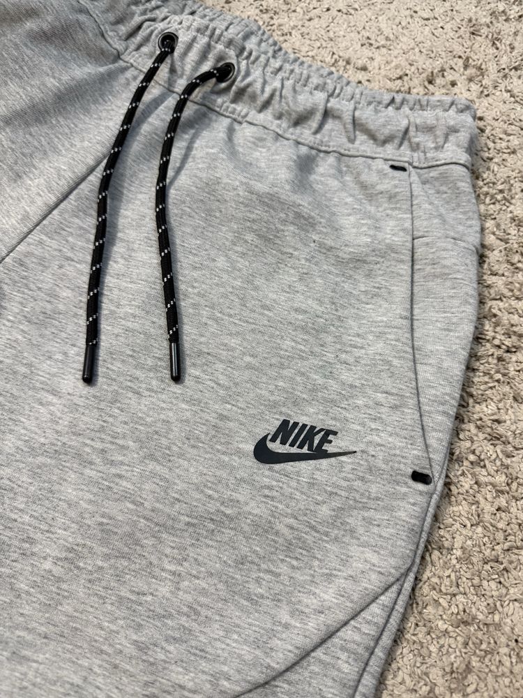 Pantaloni tech gri M