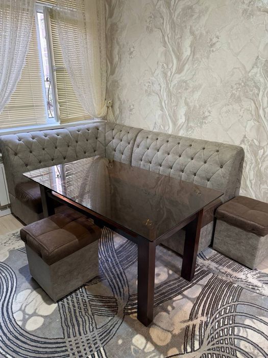 продается комплект диван вместо со столом