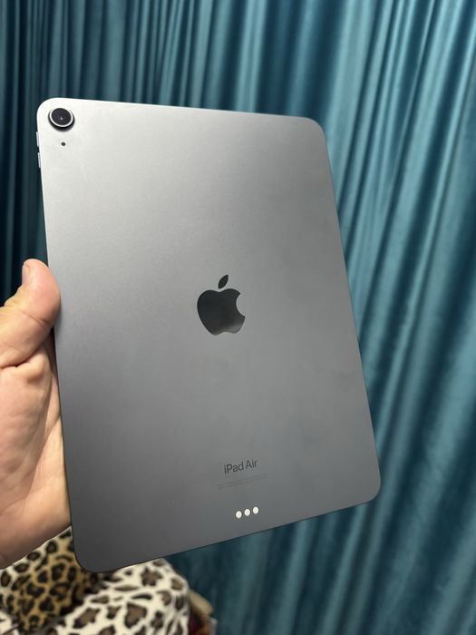 Apple Ipad Air 5 , Pentru Piese Recarosare , Placa defecta!
