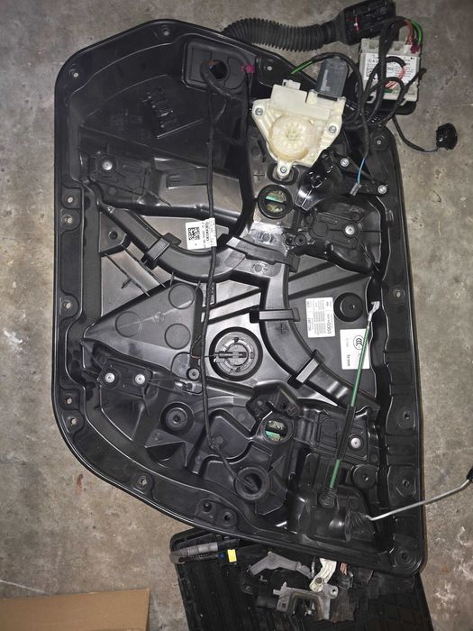 Оборудване за дясна предна врата Mercedes-Benz E-Class W213