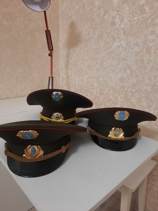 Фуражки, плащь военный