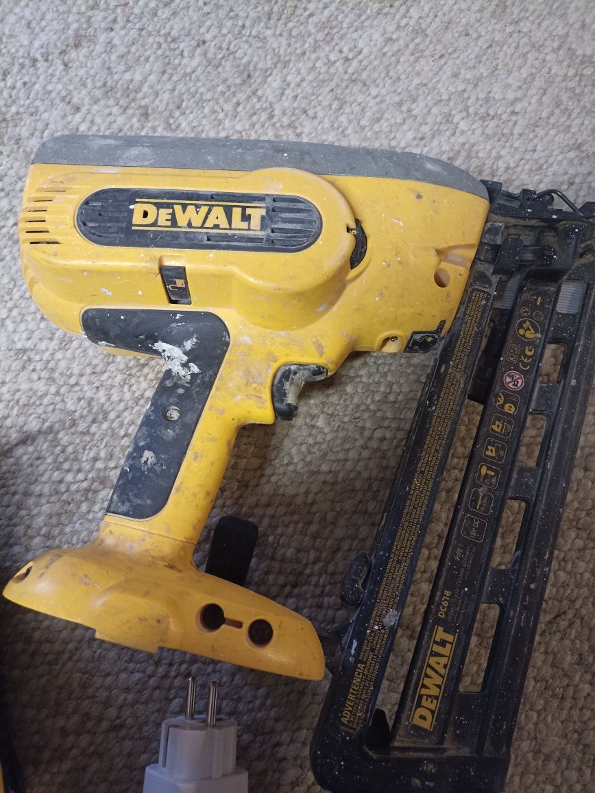 Capsator Dewalt pe baterie