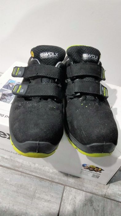 Safety shoes( Similar UVEX)
40