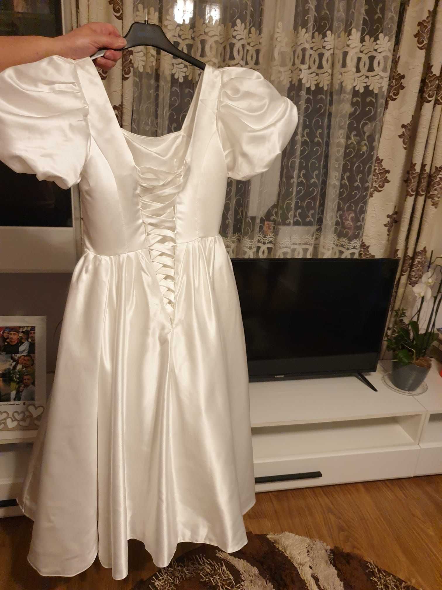 Vând rochie albă elegantă nouă