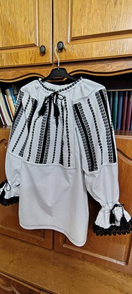 Ie tradițională, nouă, cu motive florale țesute in razboi