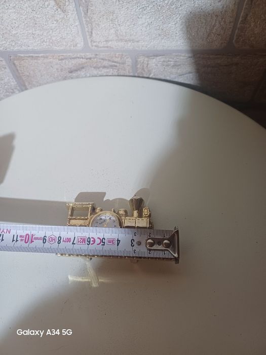 Метален часовник влак