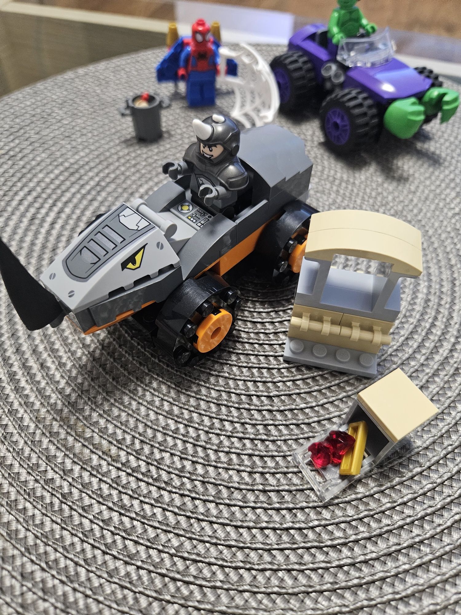 LEGO® Spidey - Confruntarea Dintre Hulk si Masina Rinocer (10782)