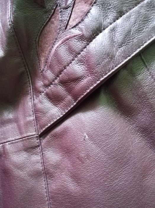 Haina dama, piele naturala. Vișiniu cu model. Marimea 50, lungime 3/4.