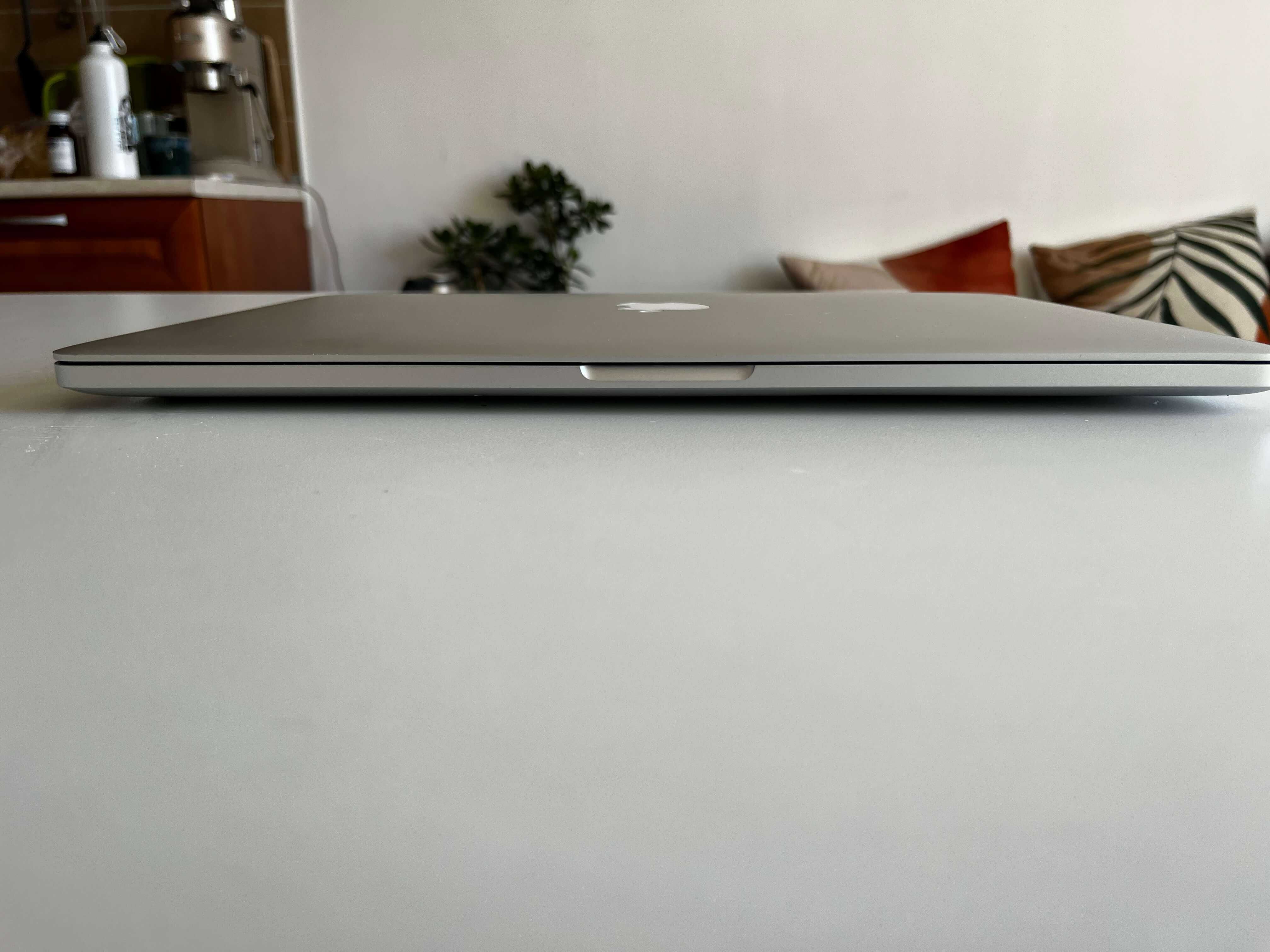 Macbook Pro (15", Retina, mid 2015) i7 2.2 GHz 16GB RAM 256 SSD