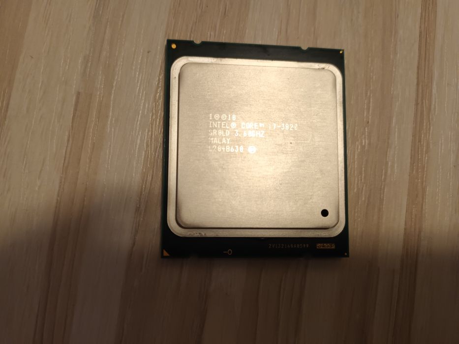 Procesor Intel i7-3820 cu răcitor inclus