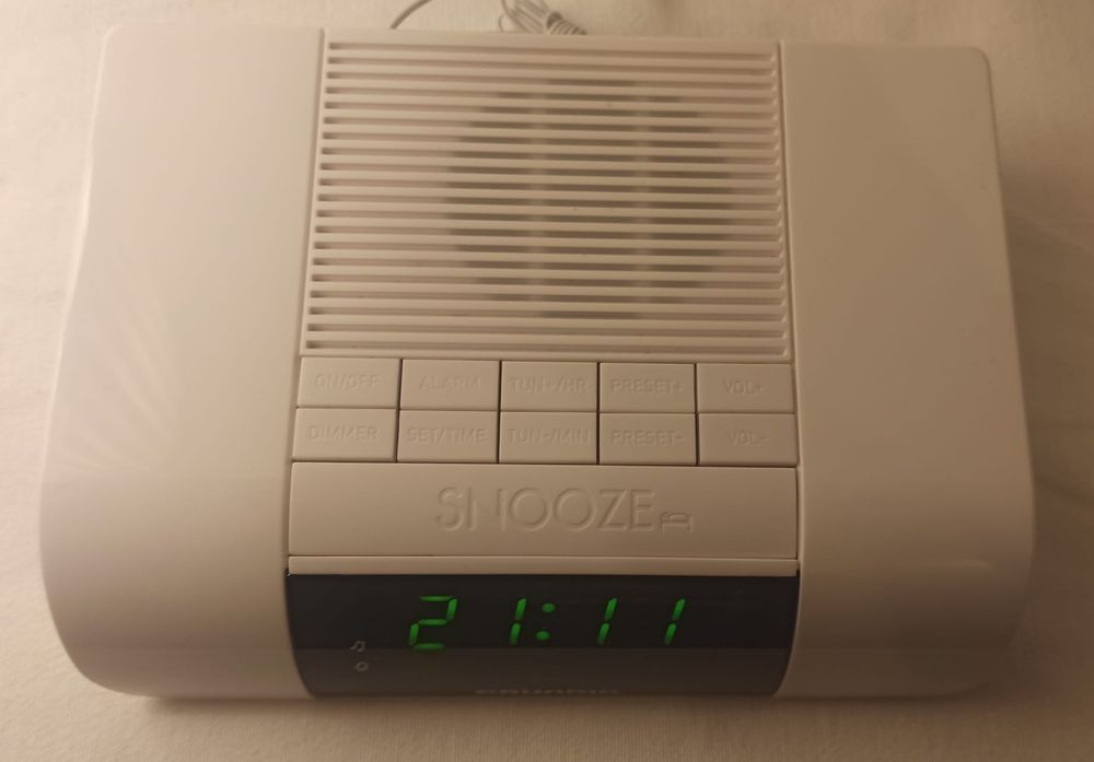 Grundig - Radio FM (digital) cu ceas automat si alarmă dublă