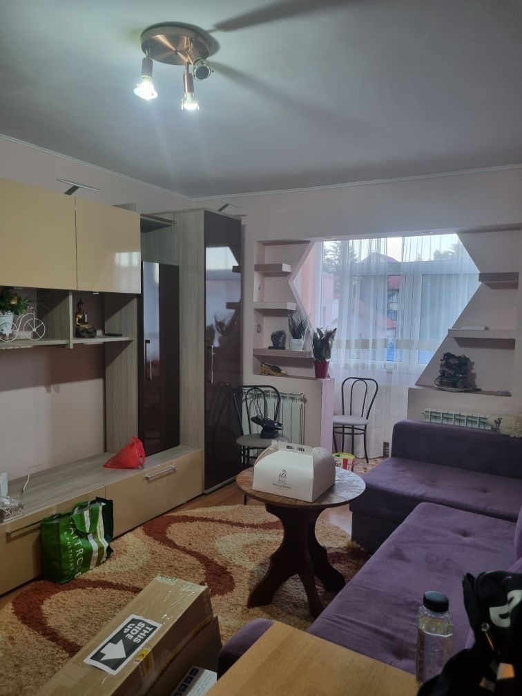 Proprietar Închiriez apartament 3 camere,