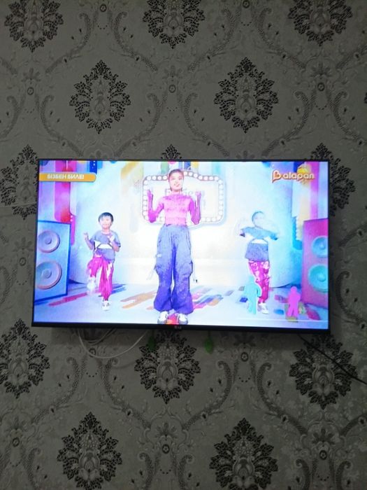 Продам не дорога телевизор экран не роботает на запчасти надо заменит