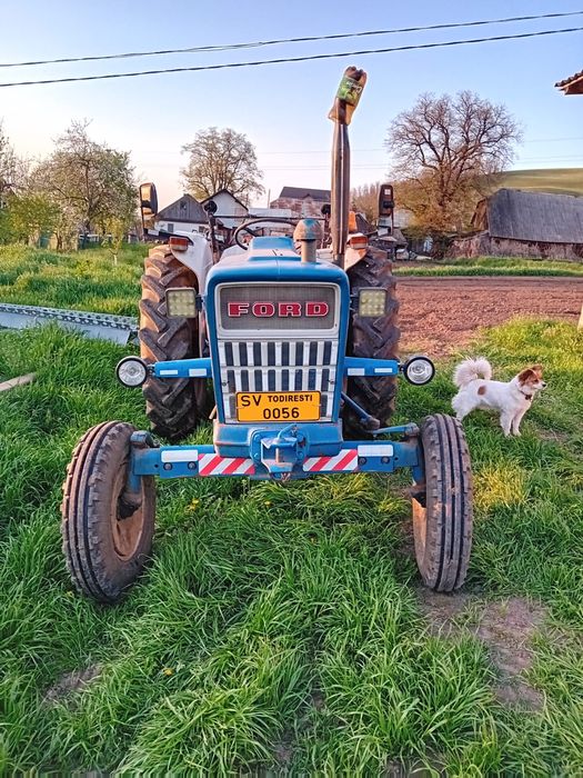 Vând tractor Ford 4000
