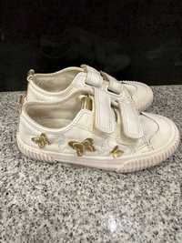 Детски обувки/кецове в бял цвят.