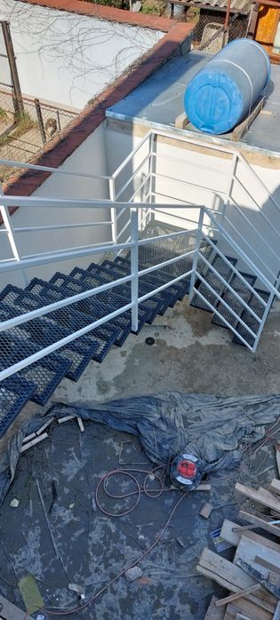 Scari metalice cu trepte din lemn