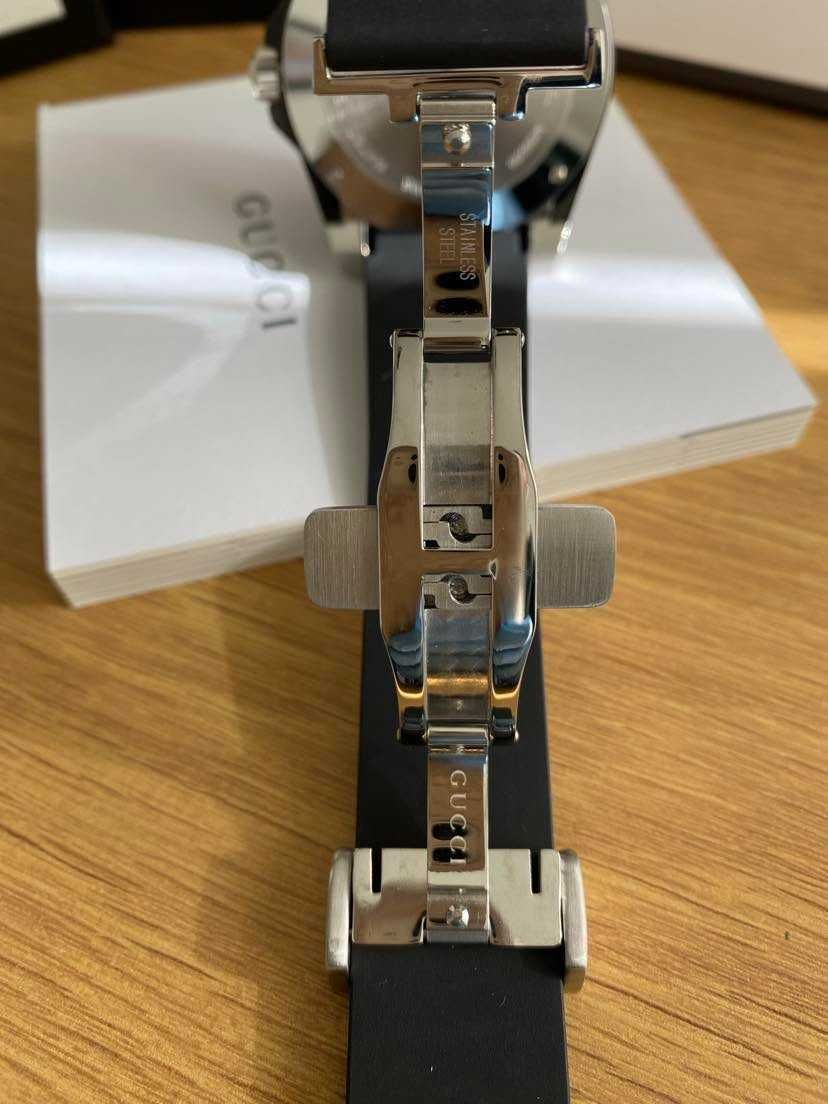Часовник Gucci YA136204 Men's Black Rubber Strap Watches