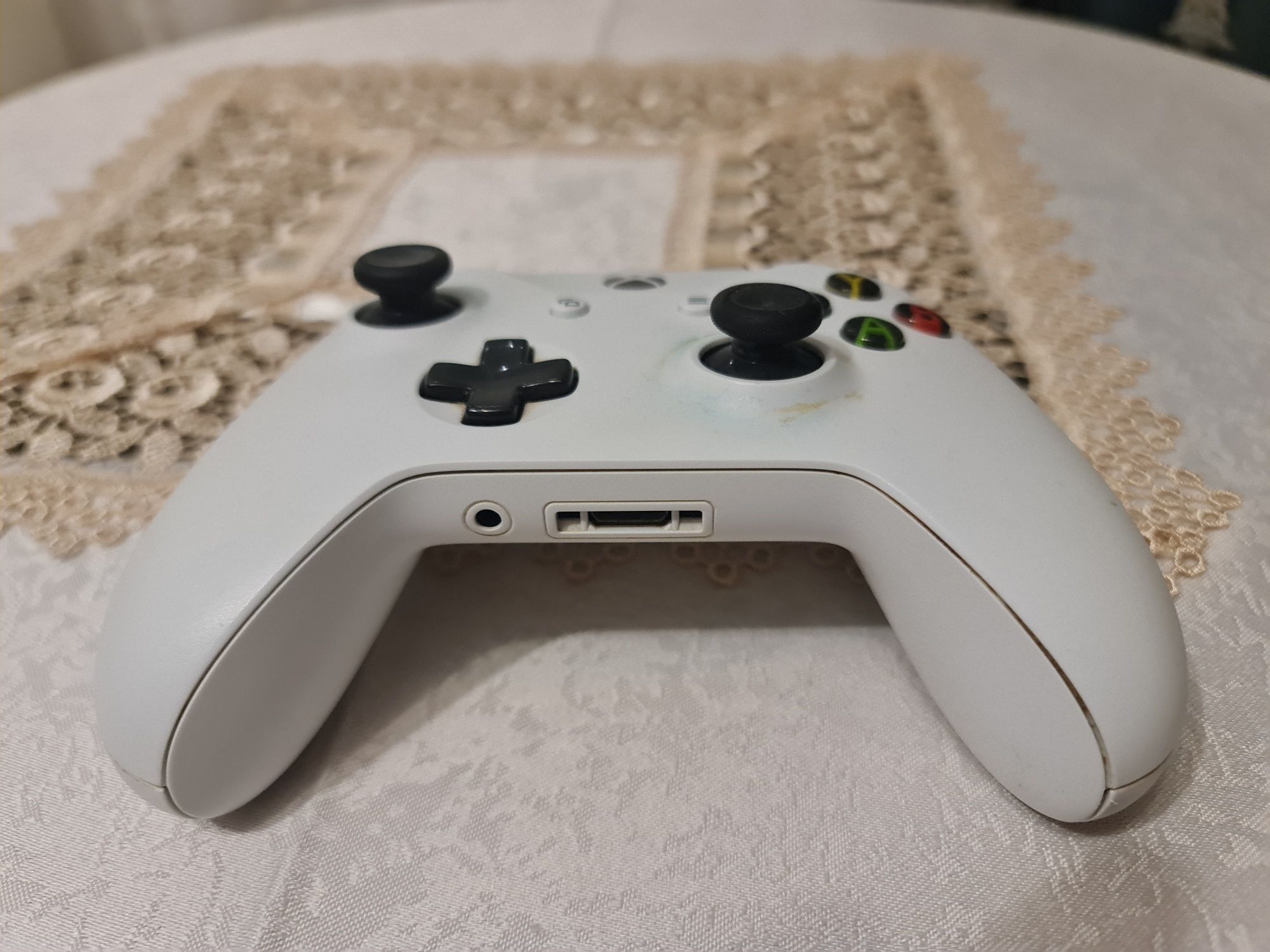 Vand Xbox One S de 1 TB în stare perfecta