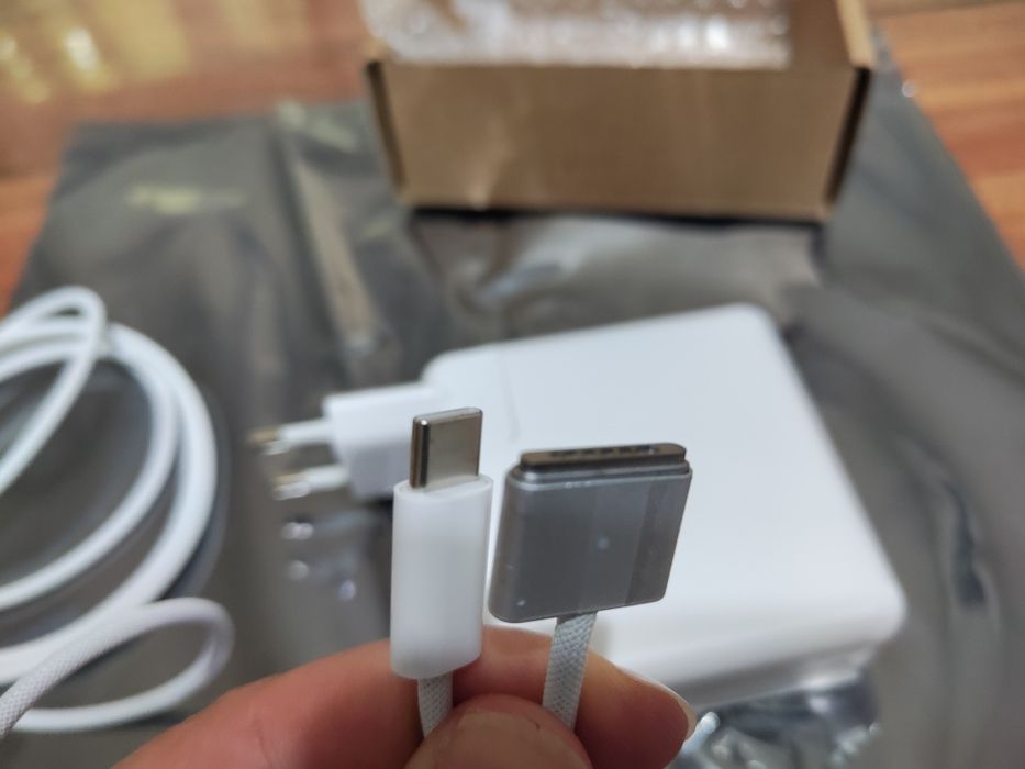 Продавам ново зарядно за MacBook -  96 W USB C MagSafe 3