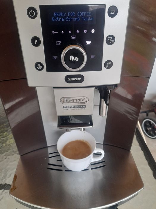 Vând expresor de cafea marca Delonghi Perfecta Cappuccino