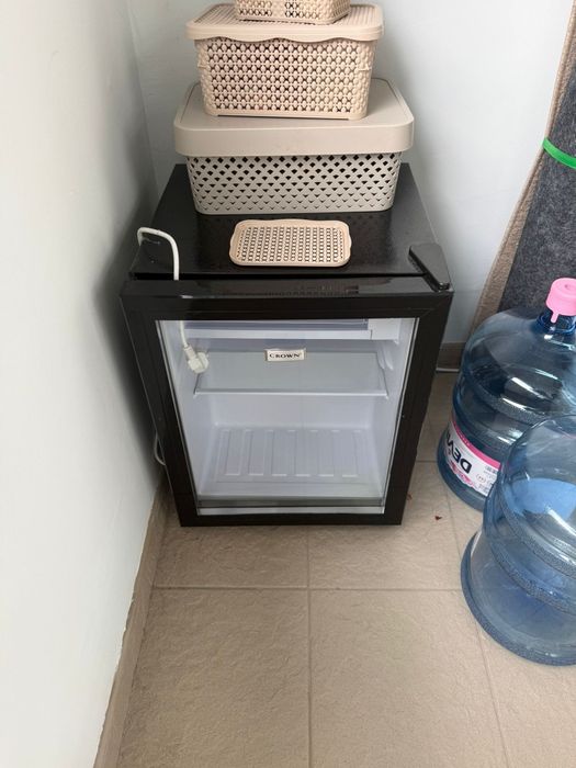 Малък хладилник Crown