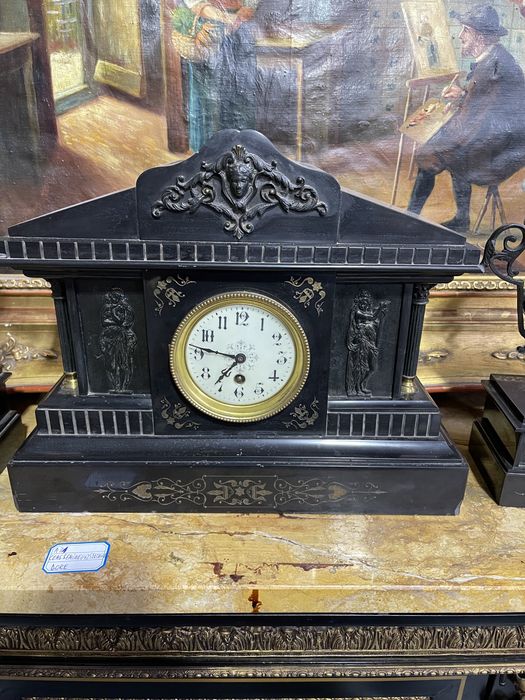 Ceas mecanic de semineu din marmura cu doua sfeșnice