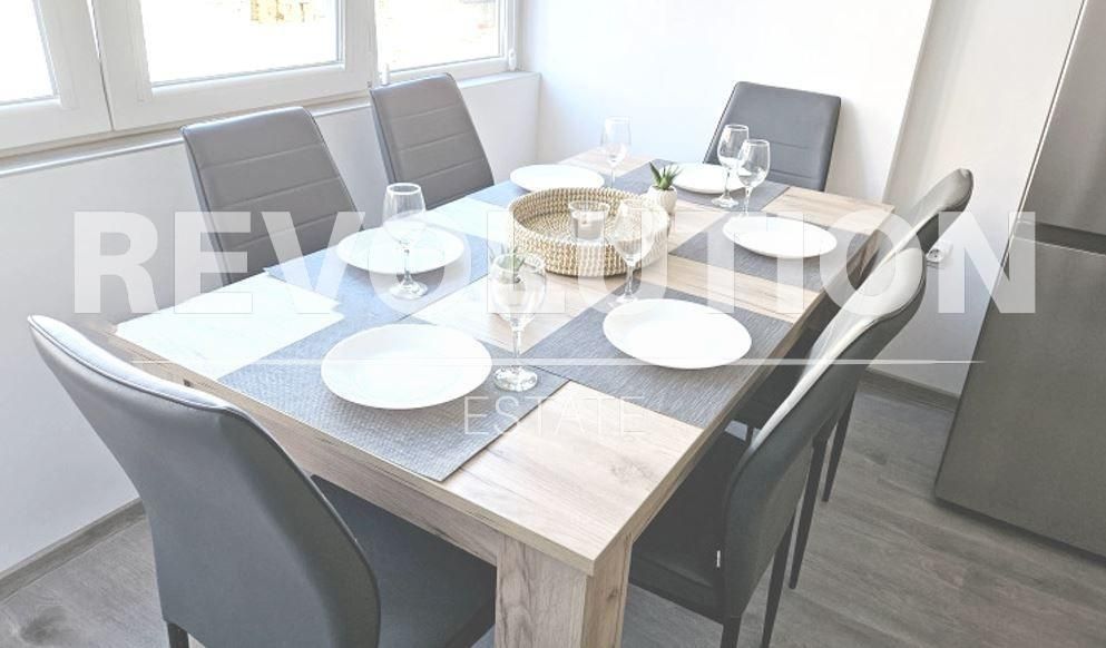 Тристаен апартамент в района на Колхозен Пазар!