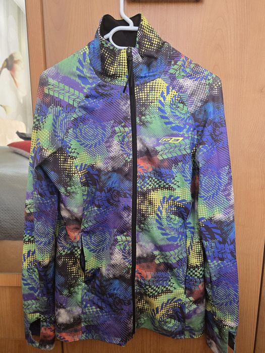 Спортно горнище, разтеглива материя. Подходящо за спорт и  разходка.