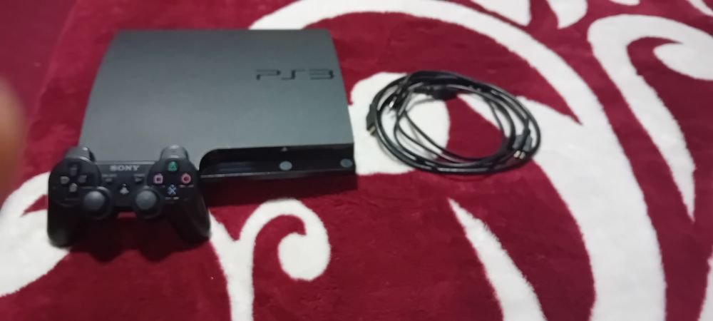 Vând PlayStation 3 Slim.