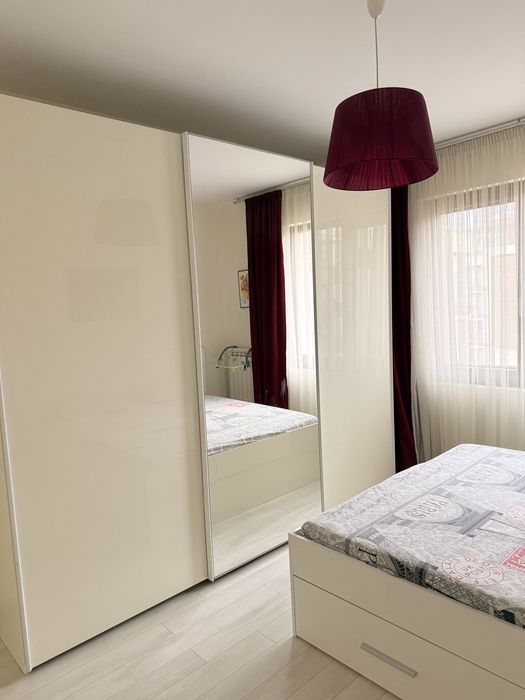 Трикрилен гардероб с плъзгащи врати и спалня