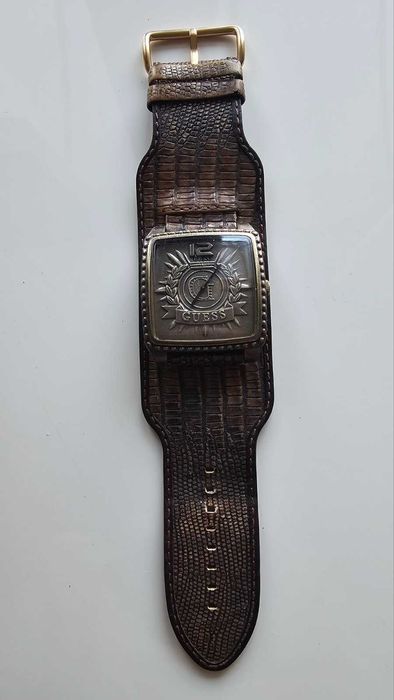 Часовник Guess с кожена каишка