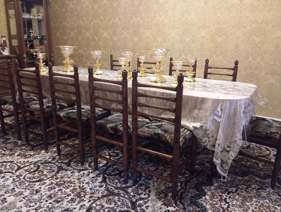 Stol sotiladi 11 ta stuli bilan