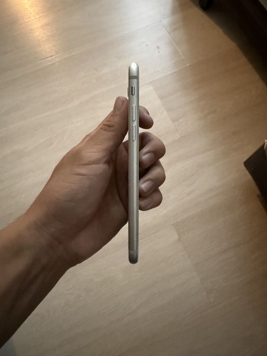 iPhone 7 в хорошом состояние