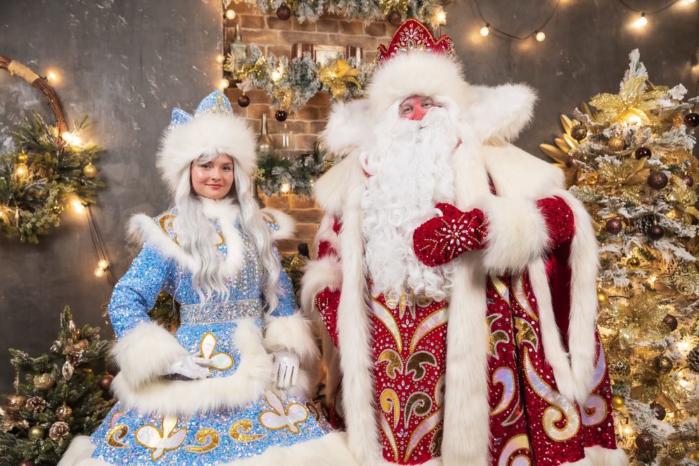 Дед мороз. Снегурочка. Олень. Гринч. Qor bobo. Qor qiz. Shou. Animator